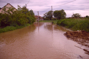 Tófalu, 2010. május 17. - Árvíz elleni védekezés